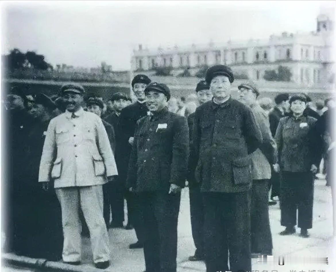 1949年9月30日下午，中国人民政治协商会议第一届全体会议胜利闭幕后，毛泽东、