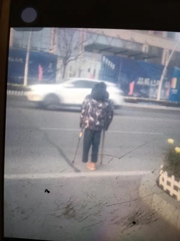 如何看待当今社会的扶老人问题现在就应该出个政策，如果扶老人，给老人以帮助，老人的