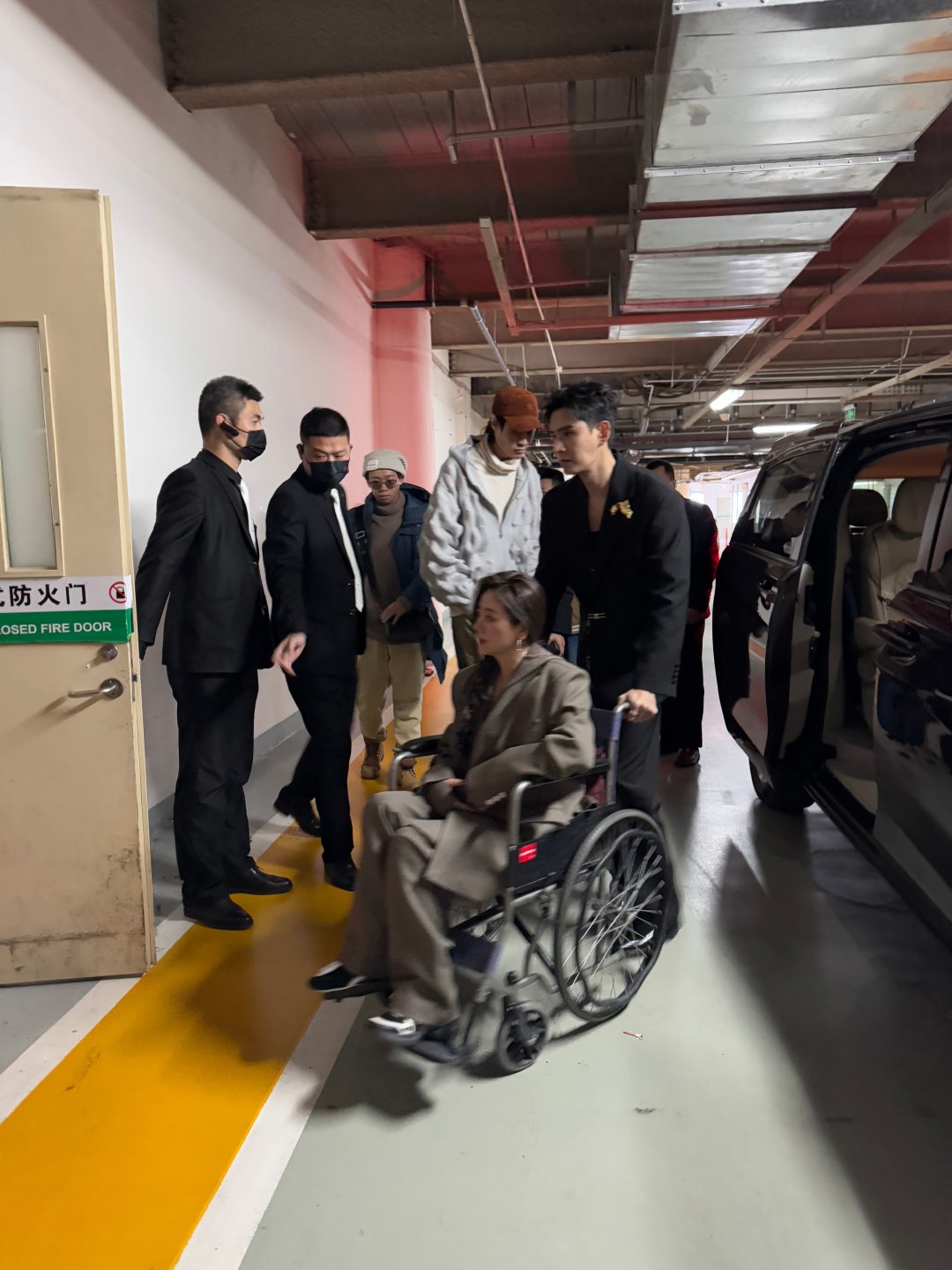 经超为小李琳推轮椅  当经超推着小李琳轮椅登场，爱与关怀弥漫四周。他以实际行动诠