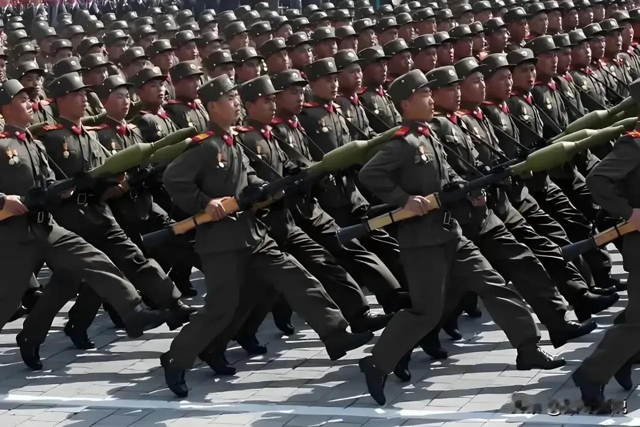 2012年，朝鲜大阅兵时，朝鲜士兵手中是什么新式武器呢？
总感觉样子怪怪的，不过