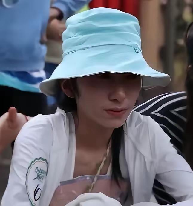 据网友讲，峨眉山举办了一个“发呆比赛”，这位女研究生对发呆很有研究，一举拿到“发