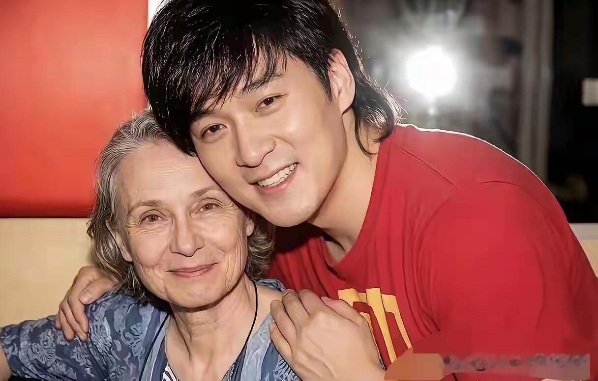 周华健和妻子康粹兰相伴携手走过几十年，是娱乐圈里最恩爱的一对夫妻。周华健的歌声有