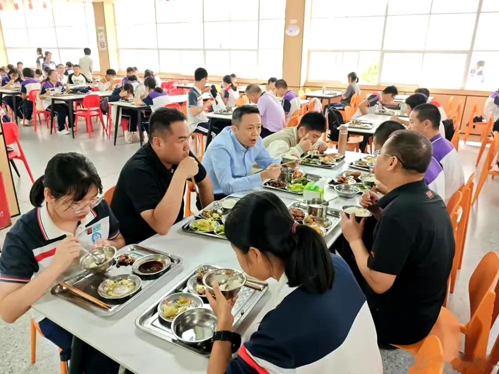 【福州建立教育局局长学校陪餐制，原则上每月不少于一次】

据福州教育局官方微信公