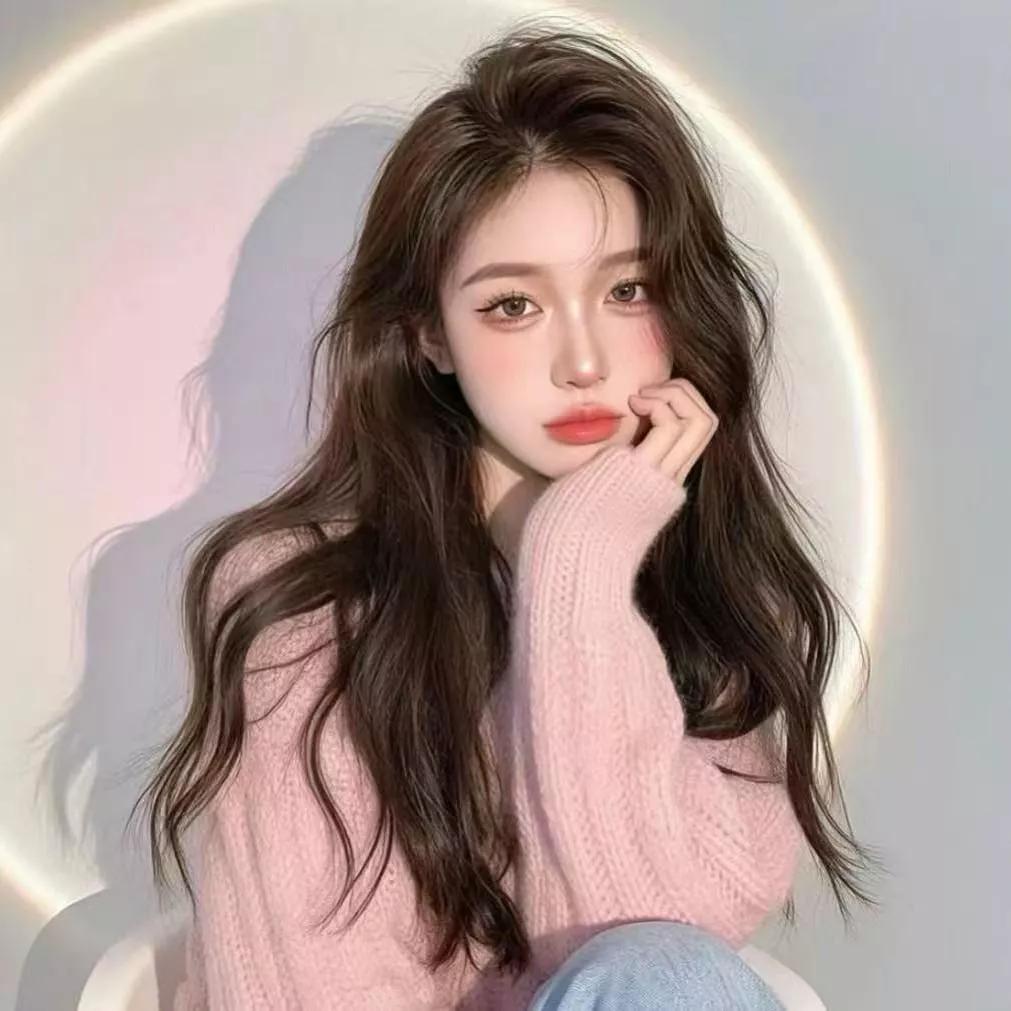 温柔长发少女，粉色毛衣，暖光氛围，梦幻甜美。温婉长发少女 温柔长发少女 温柔毛衣