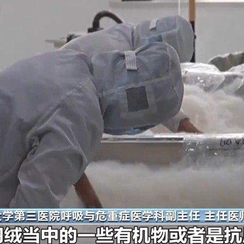 冬天穿羽绒服保暖是再平常不过的事，可福建一名男子的经历却让人惊出一身冷汗——他连