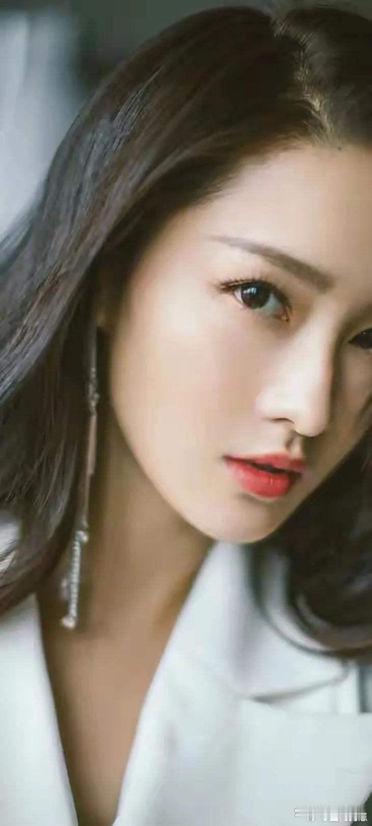 李沁写真大片清新亮眼，瞬间撩动人心 ​​​
