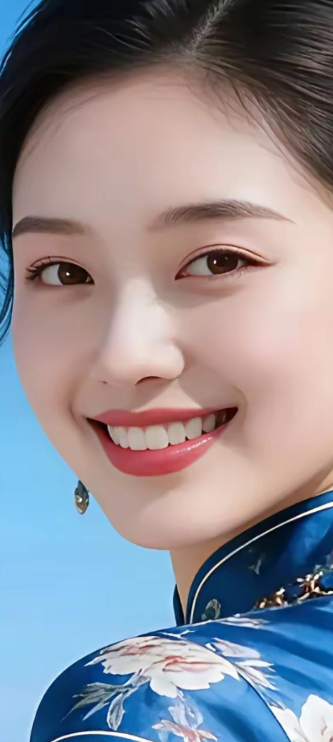 微笑的少女，蓝衣花影，清新动人