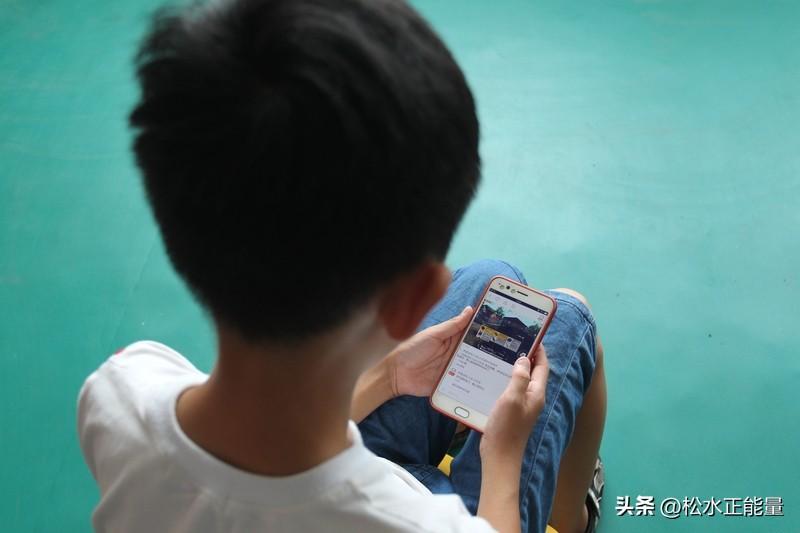 每次跟你出门，我都忍不住偷偷举着手机拍你。
不刻意摆姿势，就抓拍你走路、发呆、低