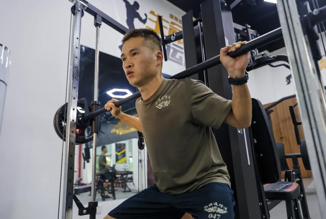 张高华，男，汉族，湖南祁东人，2015年9月入伍，入伍十年以来，他扎实练强专业素