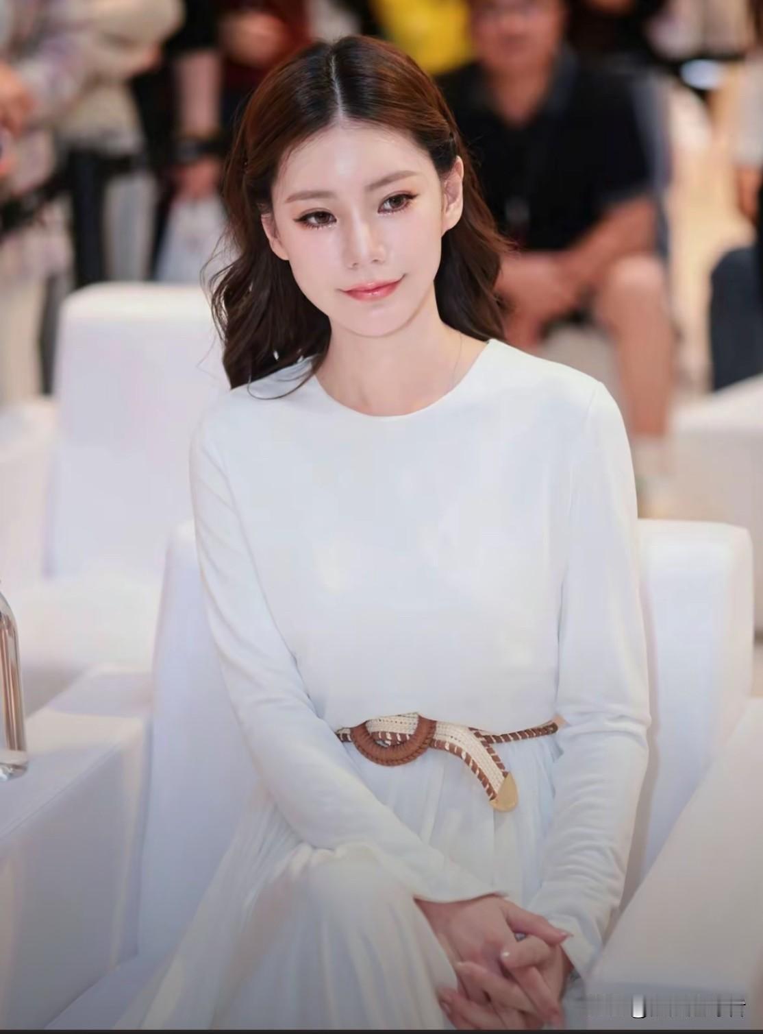 今晚，马筱梅更新了视频。在视频里，马筱梅一身白色的裙子，显得美丽动人，高贵典雅。