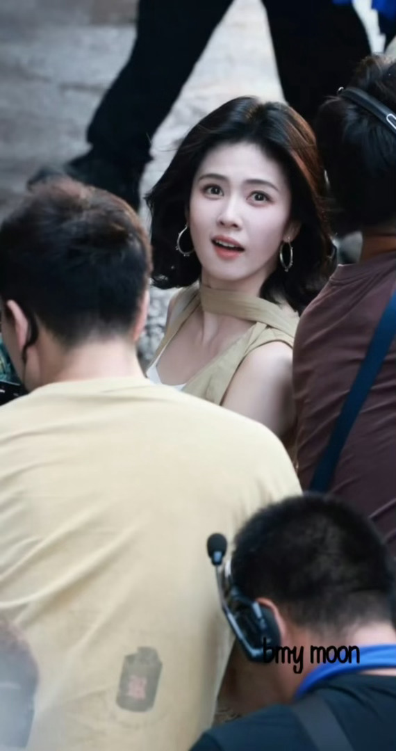 白鹿 🦌 白鹿给高海宁指树上的代拍🦌白鹿请客孙珍妮剧组🩵🩵荼蘼暮色起，旧