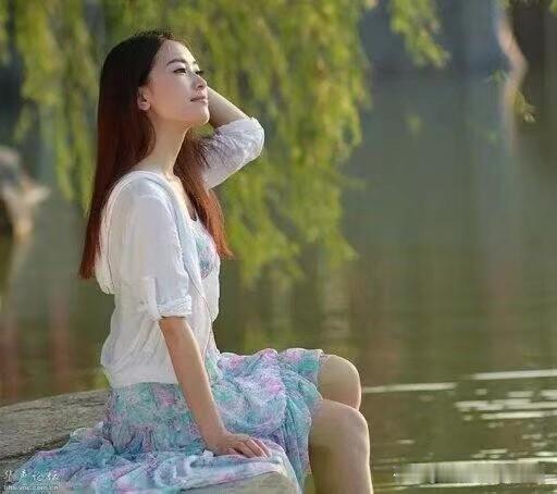 【卜算子 ·又惹愁思乱】

碧水漾清波，嫩柳摇金线。
日暖烟和百草鲜，桃蕊枝头灿