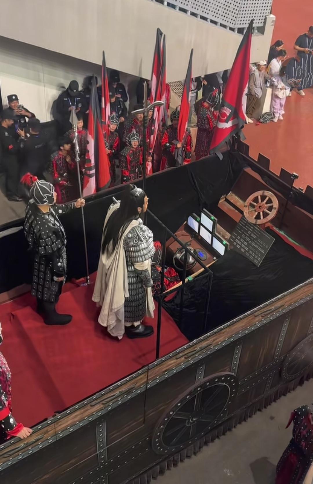 我看到霸王这辆车没有玻璃窗，司机是看监控开车的！

赛后采访司机说，给了他6分钟