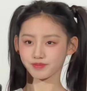 2026年4月8日，在《冰湖重生》剧组追团活动现场，14岁演员刘佳玺以一段“复仇