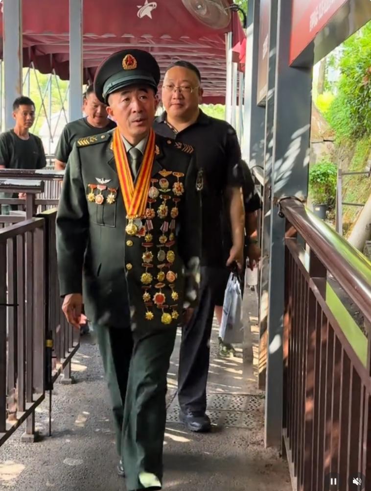 盛世不忘来时路，勇担使命向未来。某部一级军士长到访重庆渣滓洞，深切缅怀革命英烈！