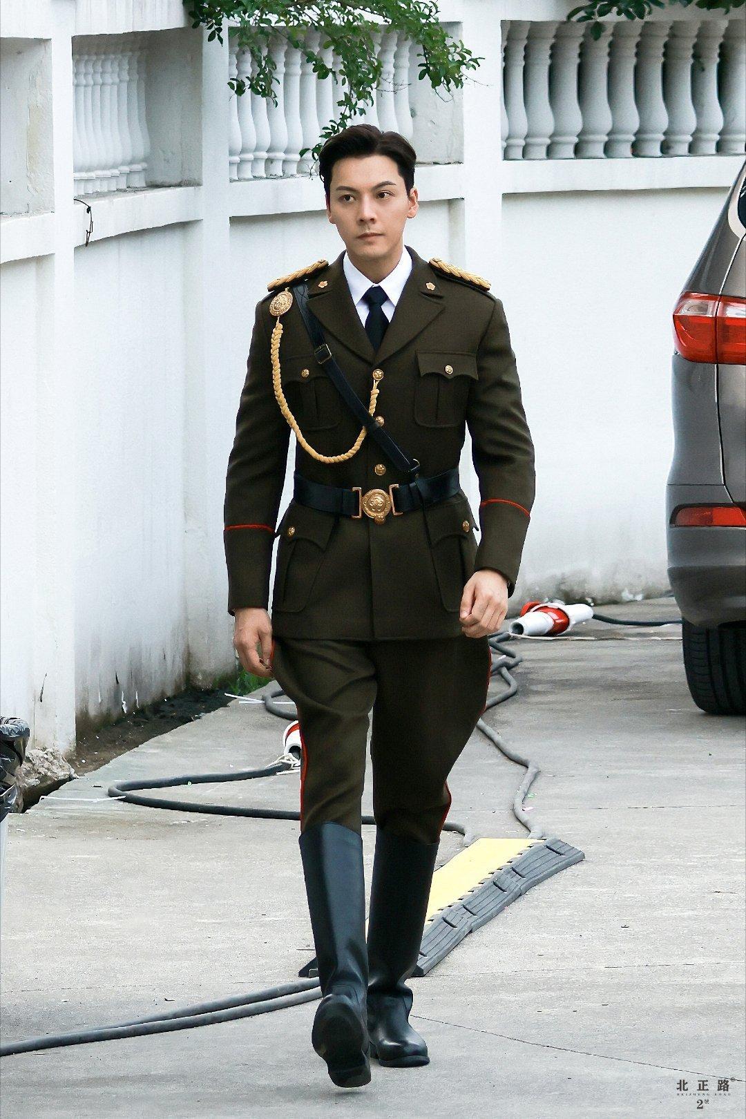 陈伟霆回应再演张启山再度诠释张启山，陈伟霆始终赤诚如初。为贴合角色反复调整身形，