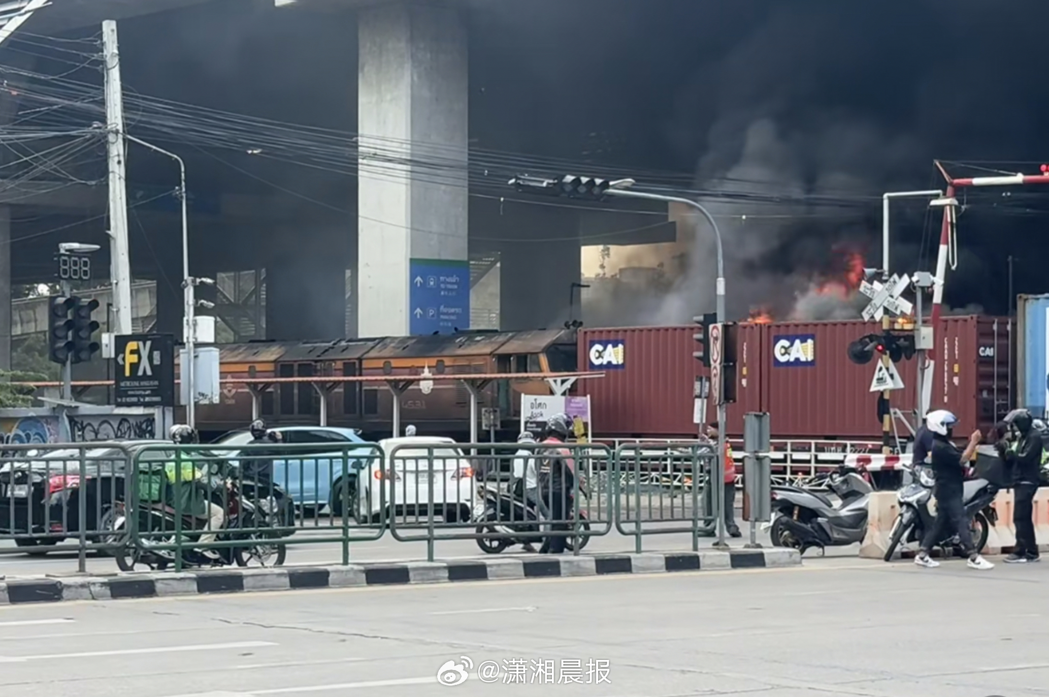【#目击者回忆泰国火车公交相撞#】#中国游客称泰国公交因堵车被困铁轨#据央视新闻
