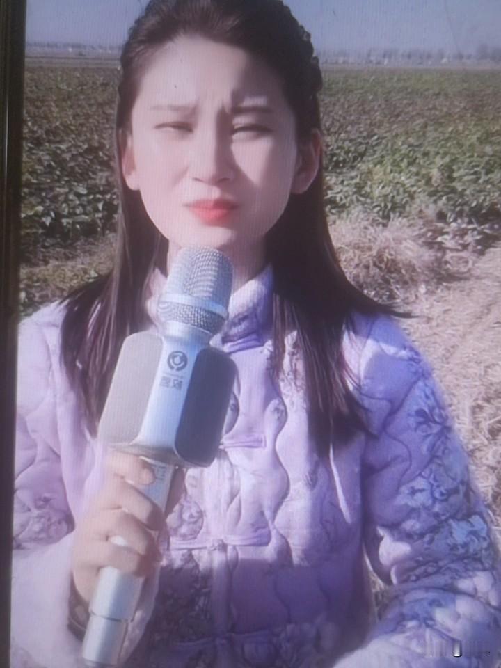 范雪锦，是河南豫剧院青年团优秀青年演员，主攻彩旦、青衣等行当，毕业于中国戏曲学院
