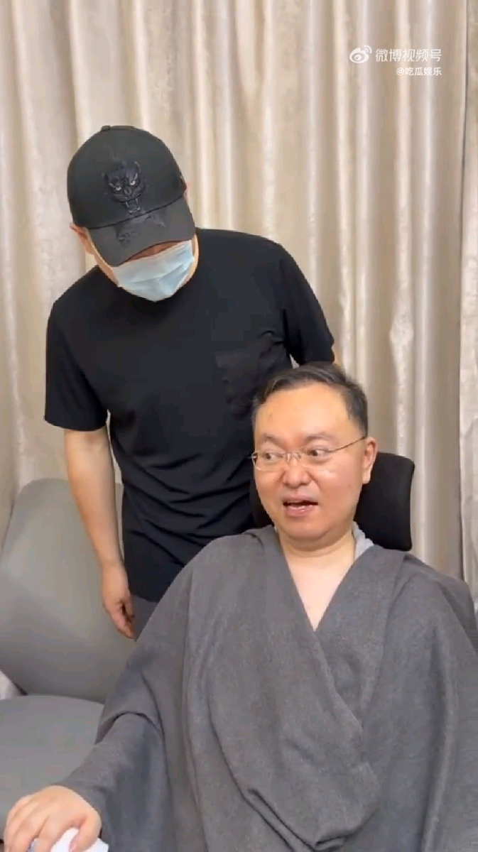 岳云鹏看望渐冻症抗争者蔡磊岳云鹏请蔡磊全家听相声 小岳岳跟蔡磊聊天，净说实在话。