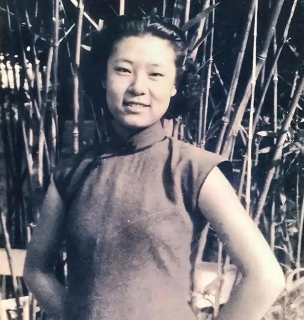 她是抗日名将孙连伸之女，14岁加入“抗日杀奸团”，带头反抗日寇奴化教育，参与影院