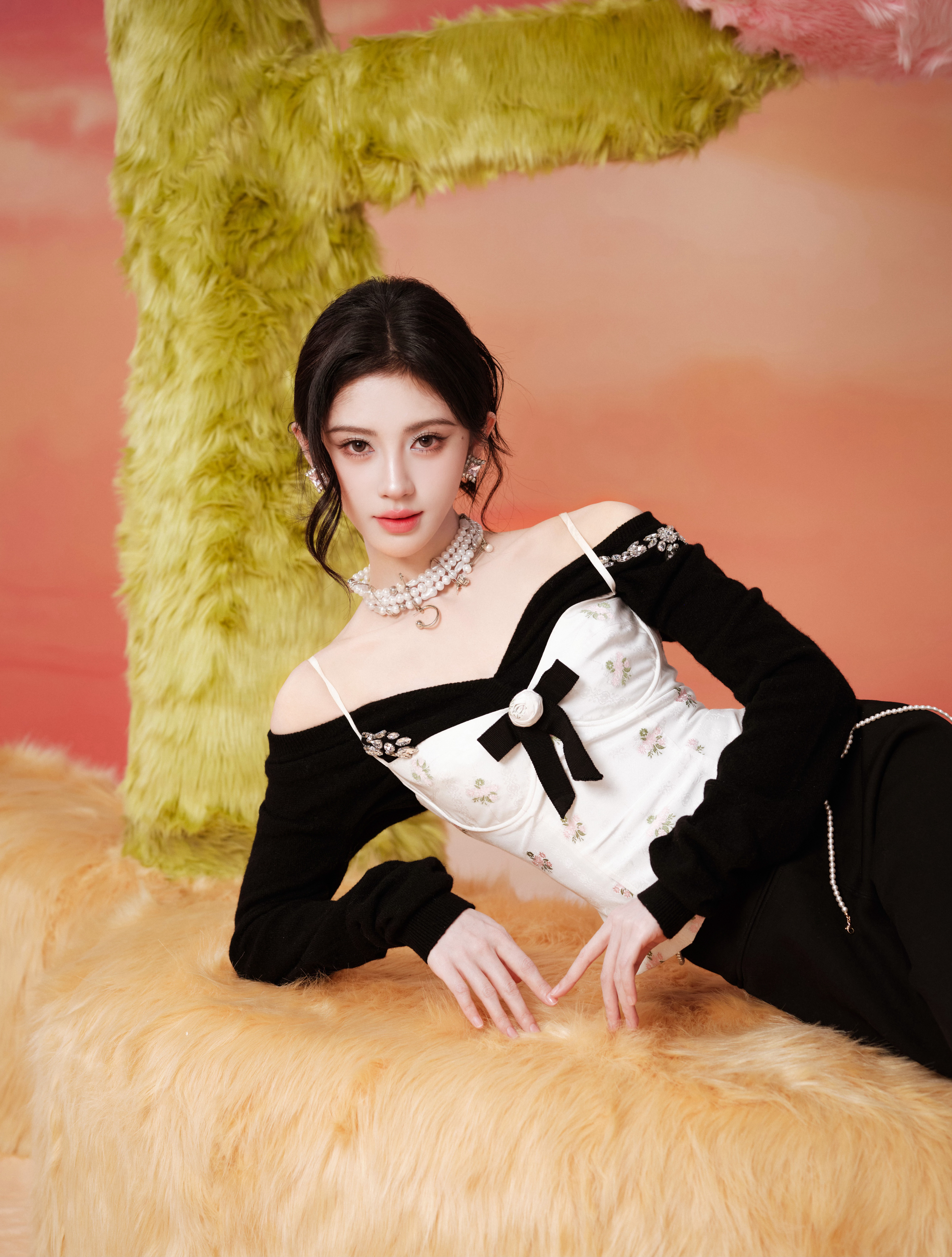 鞠婧祎 × 今日代言品牌SIINSIIN 直播造型大片，精致优雅又甜美，带珍珠项