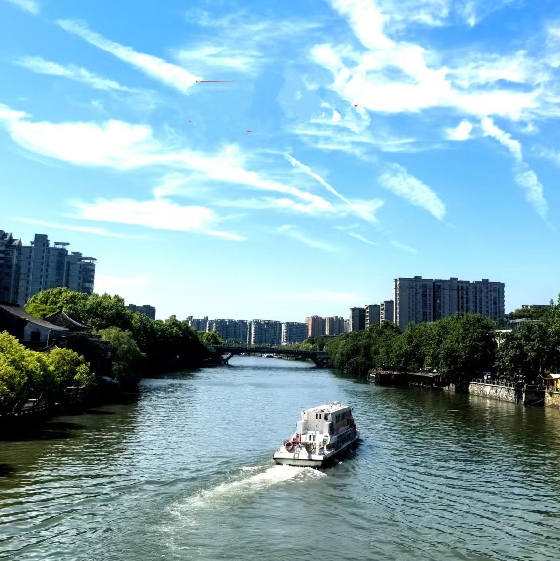 晨曦中的城市间……