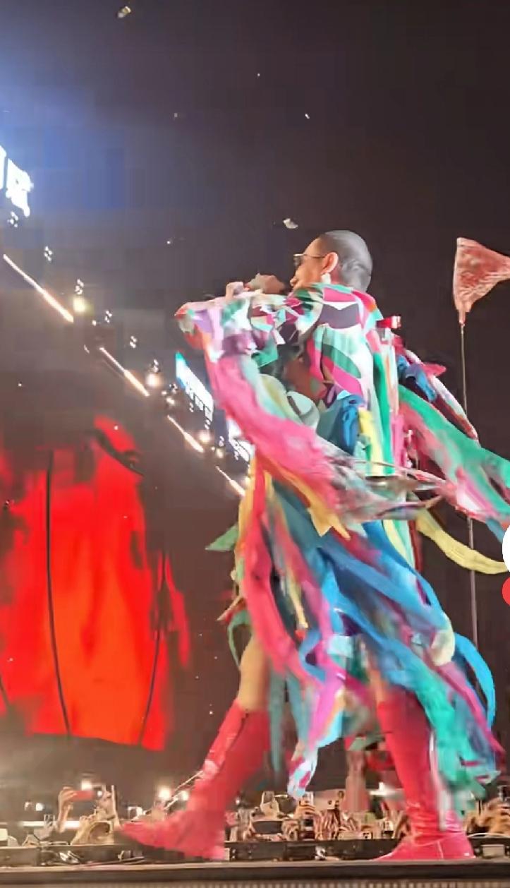 一个男人非要穿成这样？
彩带一堆，露出大白腿，啥意思？
梁龙的歌真是殡葬风格十足