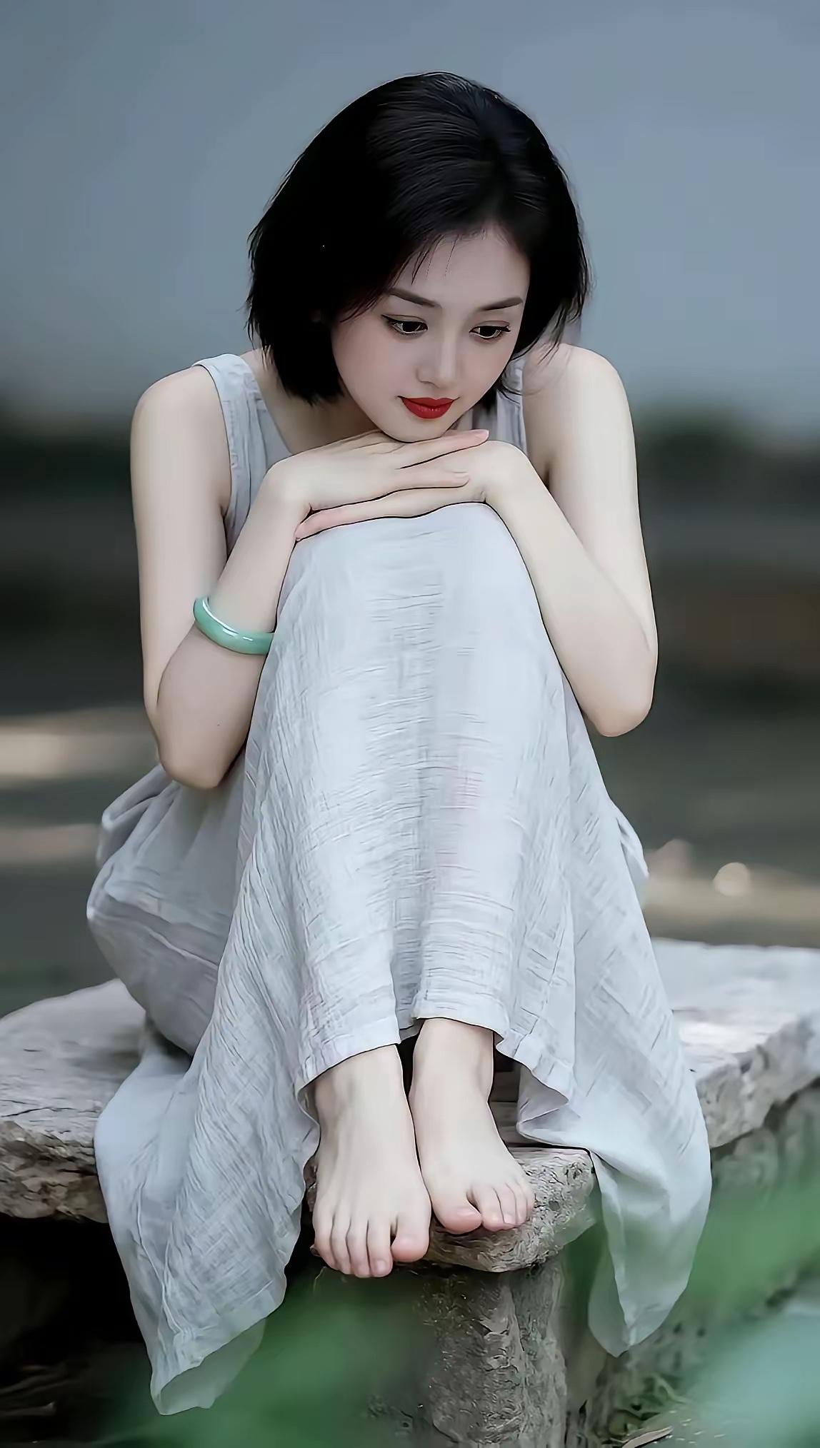 静坐于湖畔，真会生出一种时光静止之感。凝视着平静的湖面，思绪便不由自主地飘远。