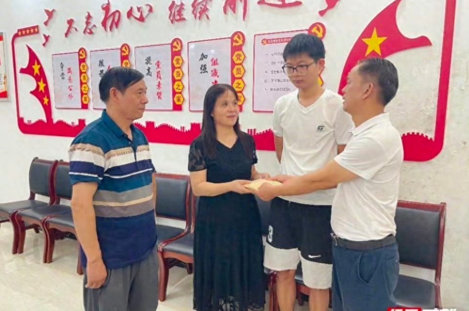 店家支付的1.9万元获全额返还看标题，还以为老人家属把那1.9万退还给店主了，结