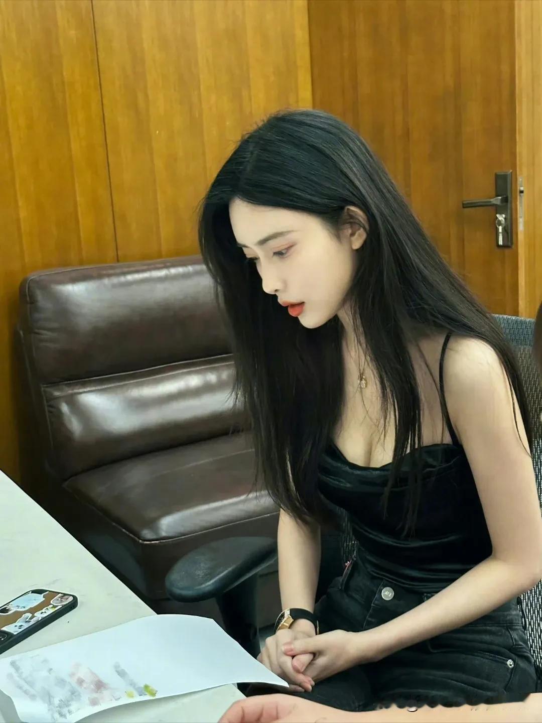 孟子义沉浸在艺术的世界里，心无旁骛