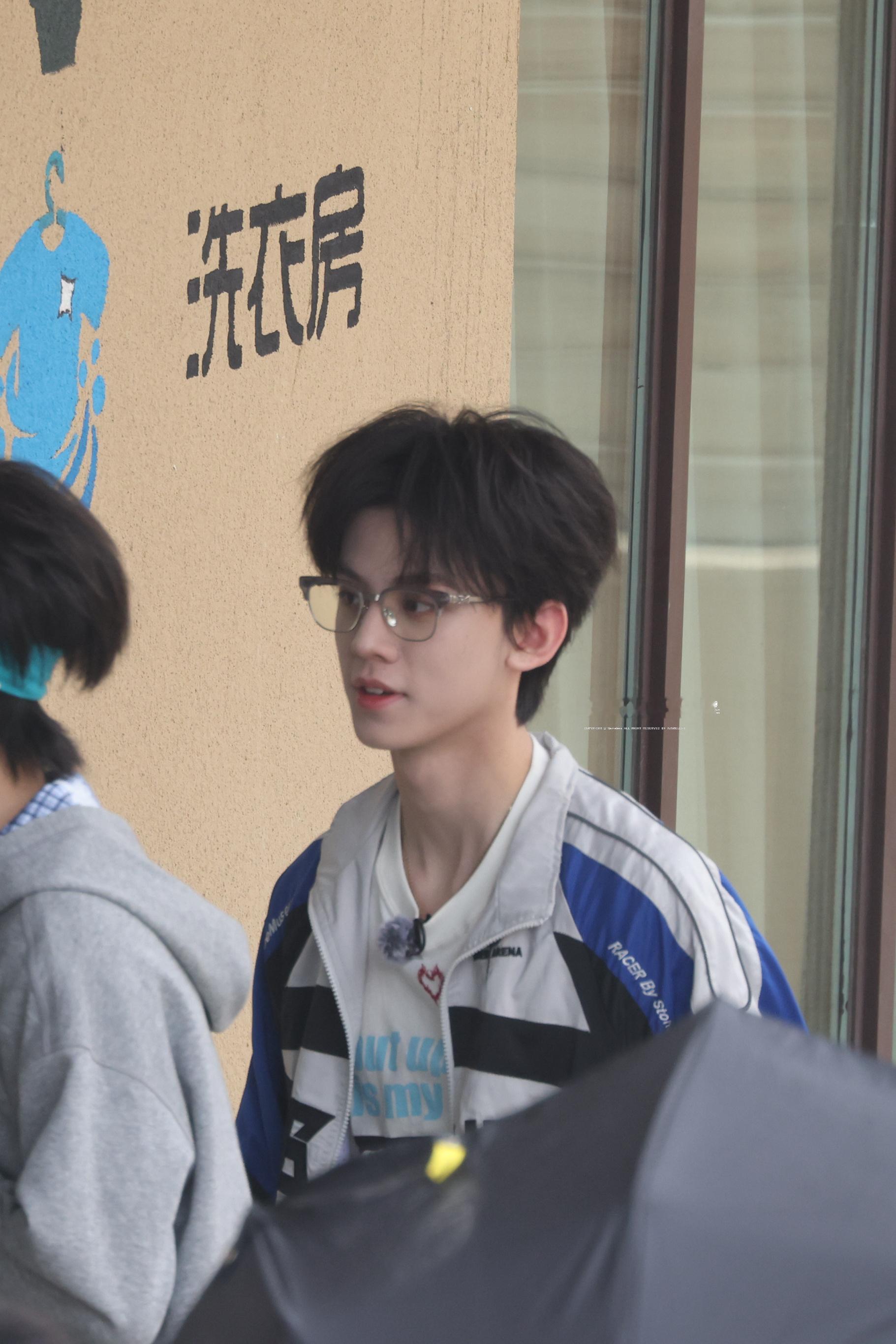左航的变脸速度belike 。左航一路向海的少年 左航的帅气程度belike： 