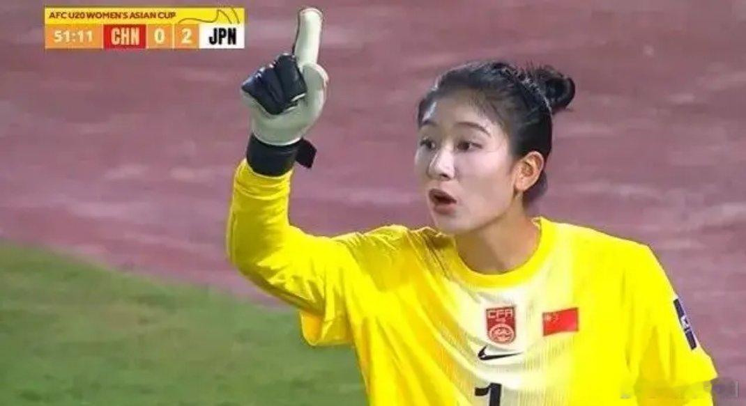 无缘决赛！U20中国女足不敌日本止步四强，门神高光救主，两大球员获业内媒体人肯定