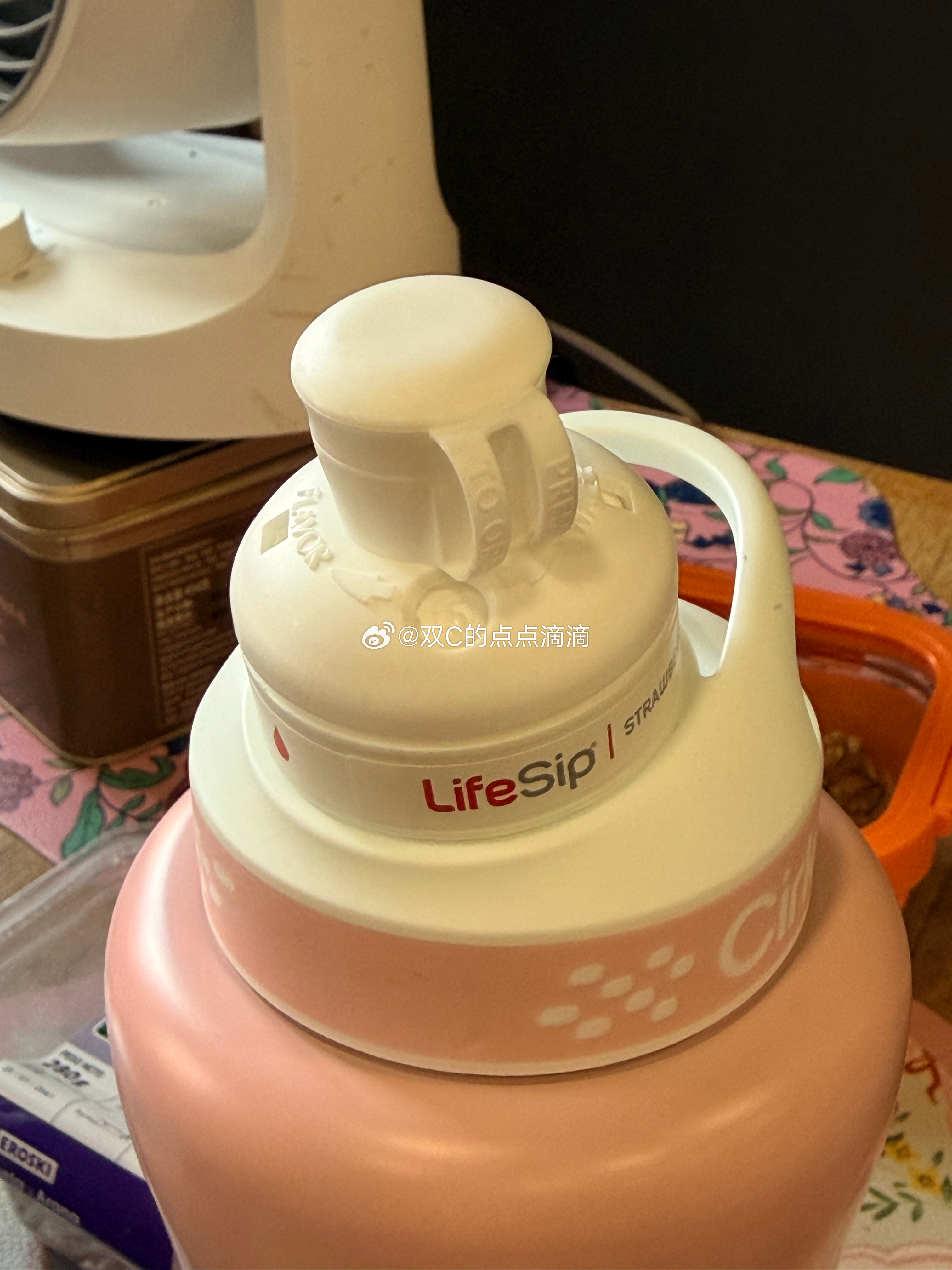 之前买的水杯我妹给我带来好久了 今儿才想起来用优点装白水进去 插进一个带吸嘴胶囊