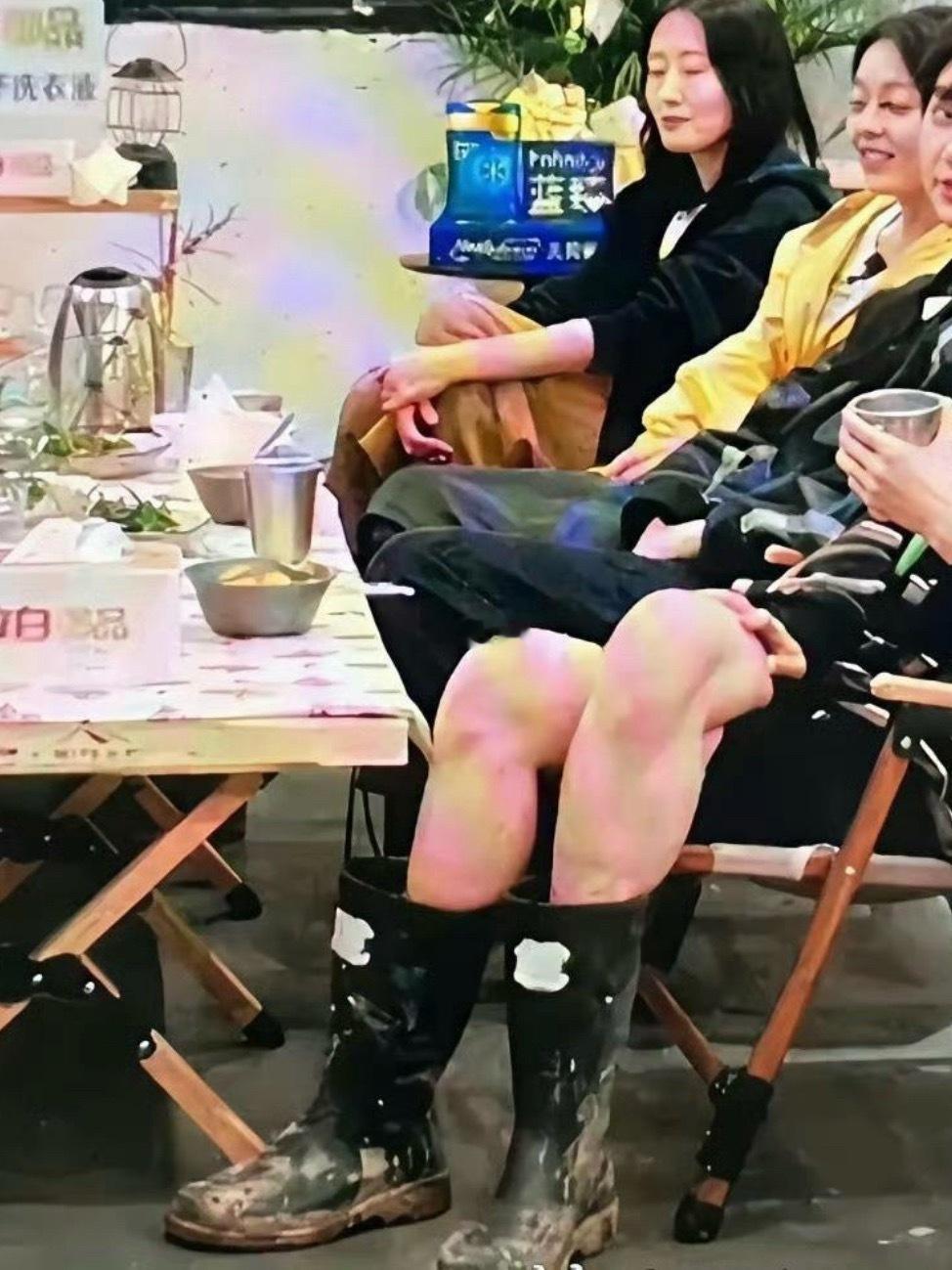 跷二郎腿为什么两只脚还能着地 