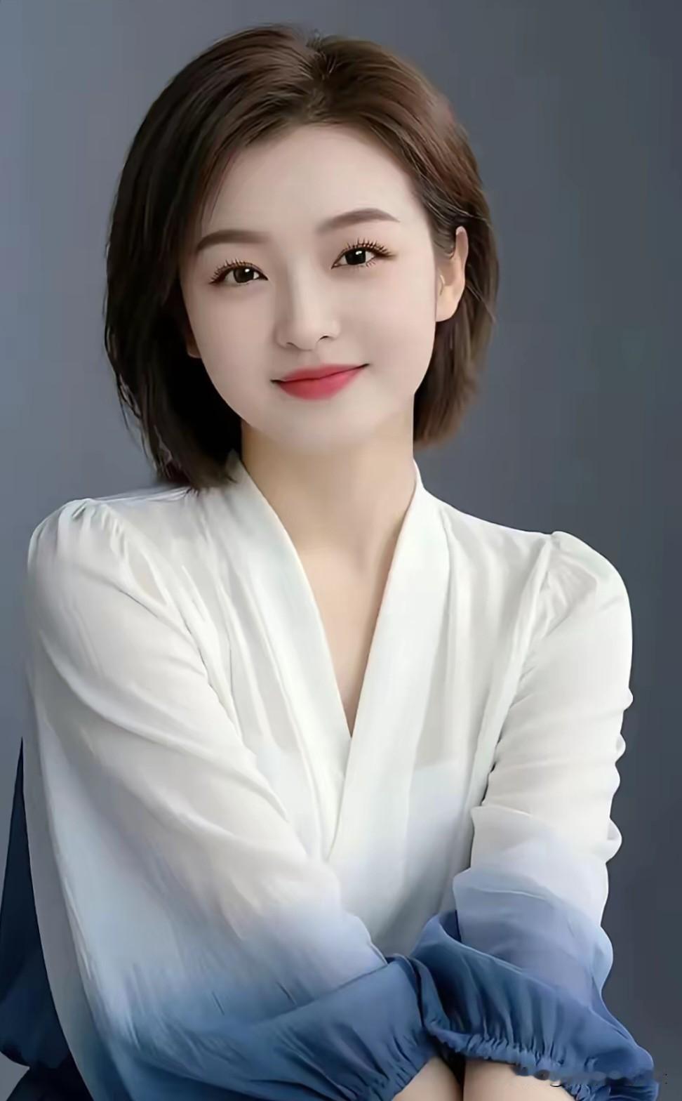 七言·玉妍
 
短发裁云色，清眸映浅光。
衣随岚气转，笑带惠风长。
静抱烟霞意，