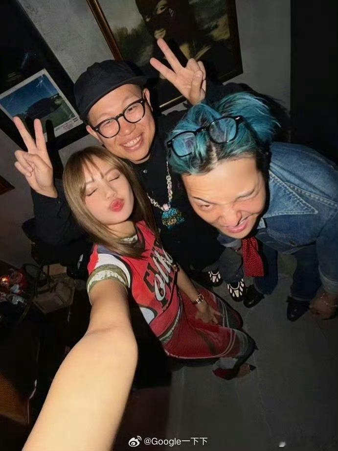 权志龙Lisa活动后台合照权志龙好帅啊[爱慕] ​​​