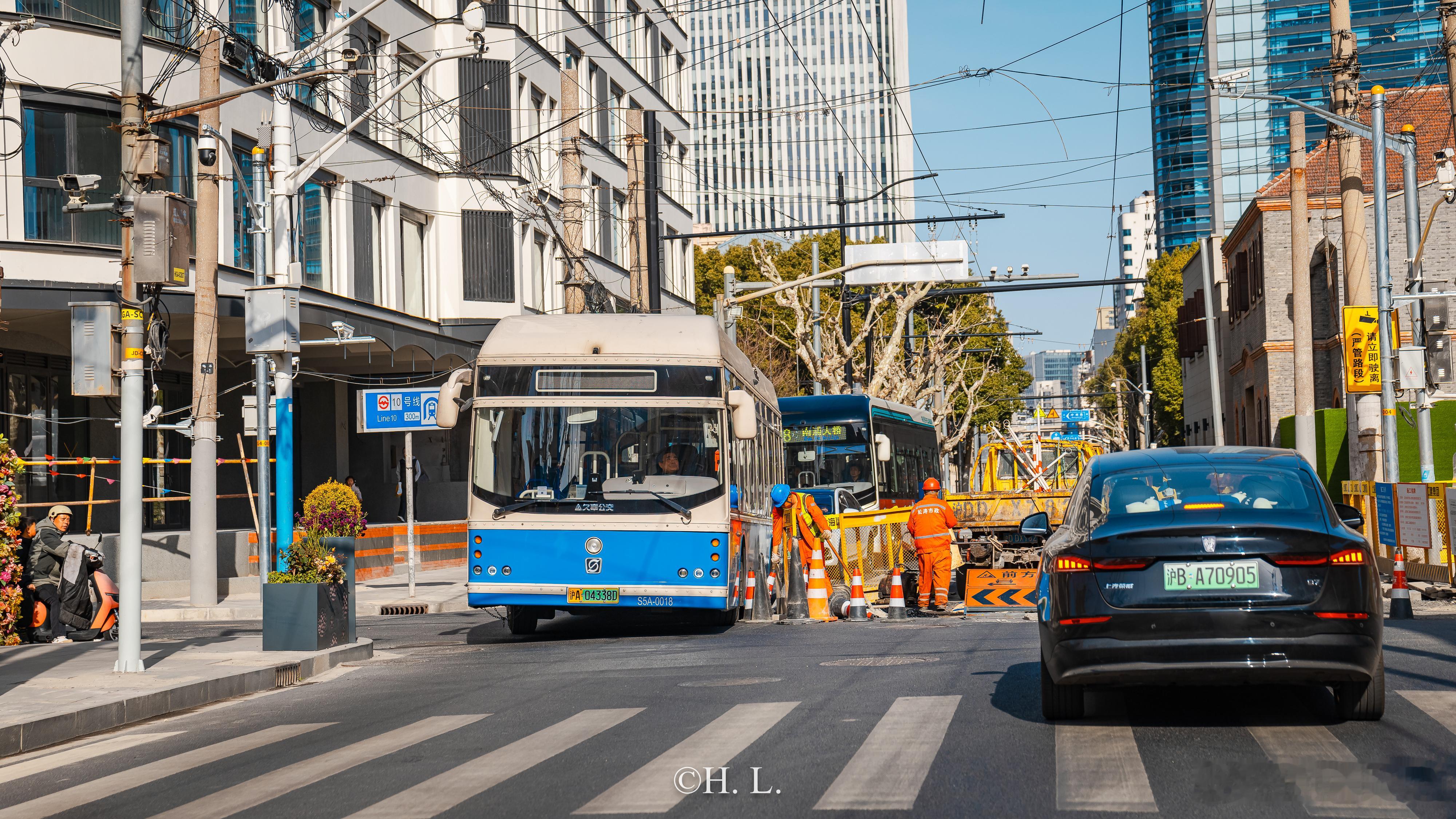 新年铺柏油，14路绕道轧到标志桶了 