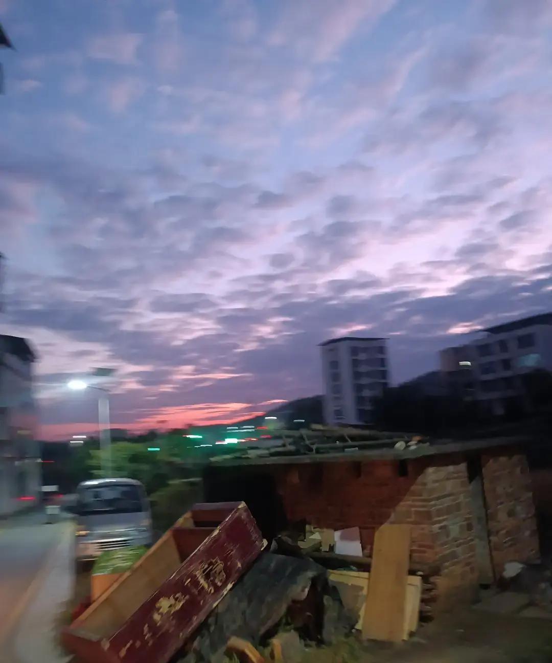 阿哲离婚六年，前妻小雅突然发千字长信求复合，还要一起买房买车，说只想给孩子完整的