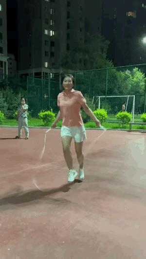 图一：这个妹子的跳绳手艺，就算她想收徒弟，也没有人能够学会。

图二：真佩服建造