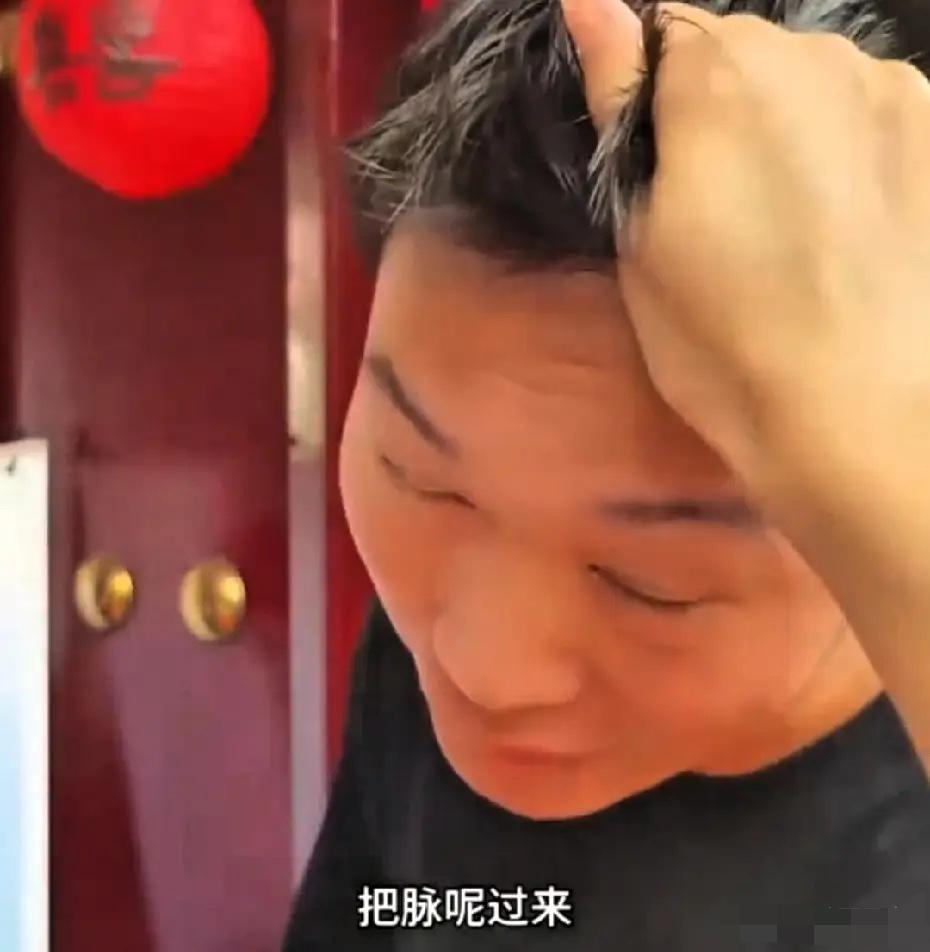 山东丈夫婚礼上消失，竟和伴娘热聊！妻子抓头发质问，他急喊：我在把脉

“这小子，