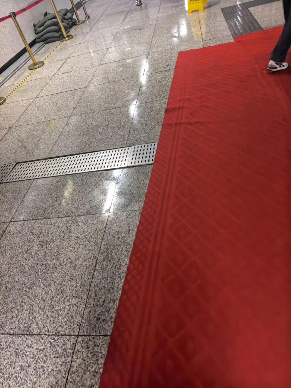 终于弄明白了！
武汉湿度100%到底啥感觉？
不是潮，是又湿又热，像“大闷炉”。