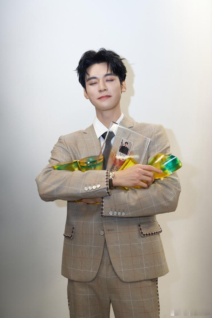 龚俊谢谢你们要大声讲龚俊大声感谢粉丝  龚俊星光大赏拿奖啦，恭喜呀！龚俊说谢谢你