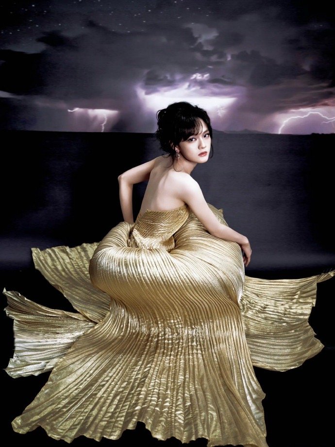 文淇VOGUE眼妆 谁还没被文淇的VOGUE眼妆惊艳到？她的眼睛仿佛自带滤镜，成