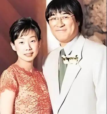 2004年，林忆莲向李宗盛提出离婚，李宗盛坦言：我年近半百，却要妻离子散，真的是