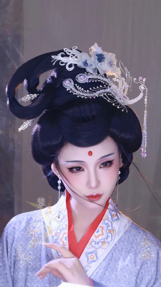 ＂足履白云寻羽客，杖挑明月返仙家＂