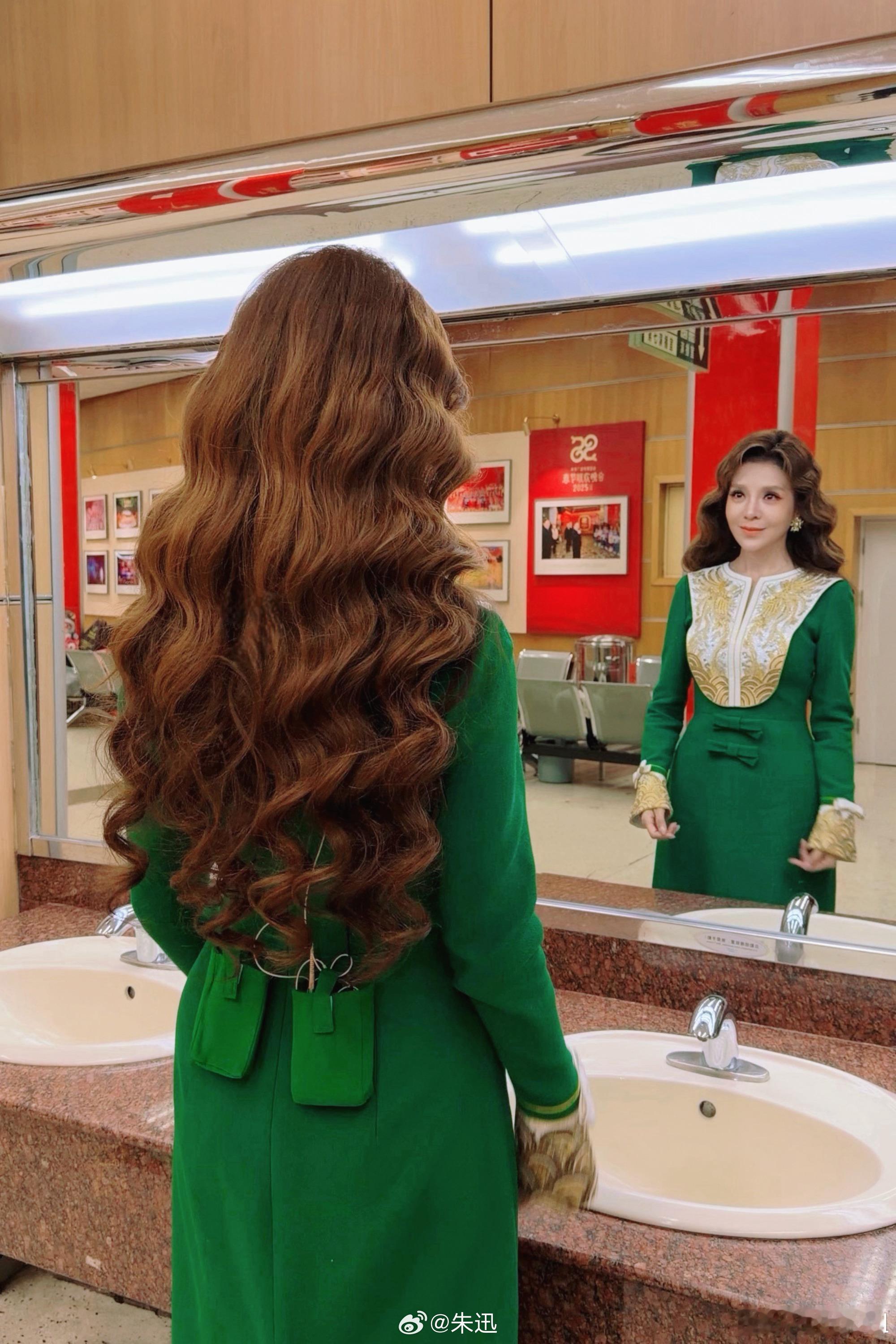 朱迅录制现场痛哭不止朱迅录节目哭了一句话，一颗糖，温暖了十几年的时光。🕊️ 有