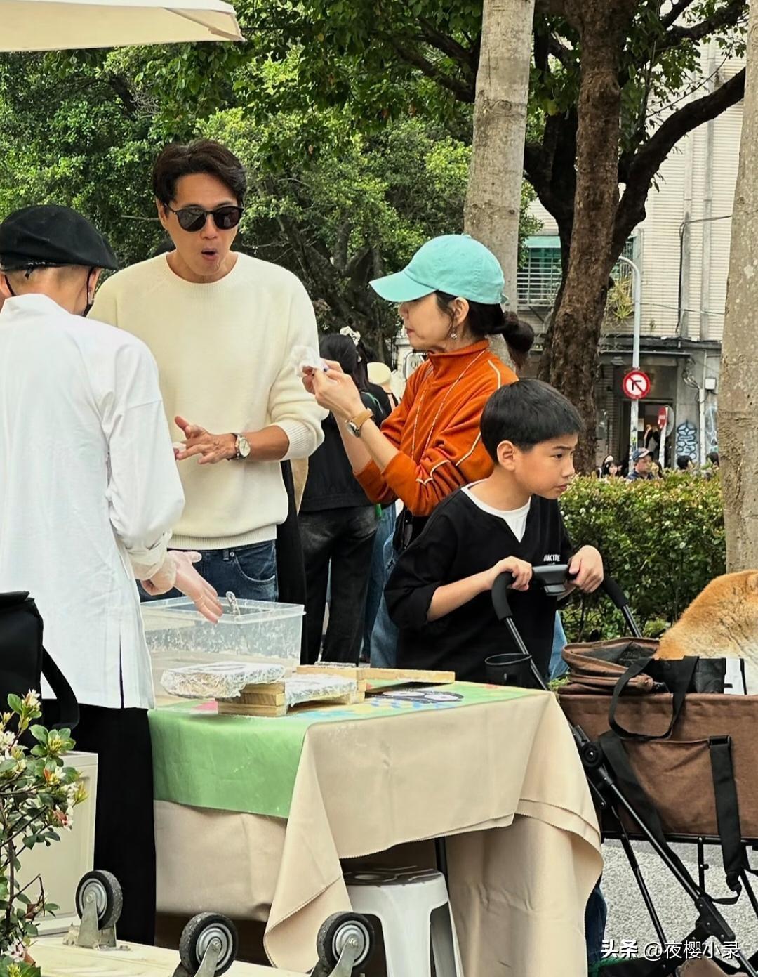 45岁陈嘉桦和老公儿子一起逛集市被偶遇，她的儿子长得好像爸爸，还挺帅气的，两只虎