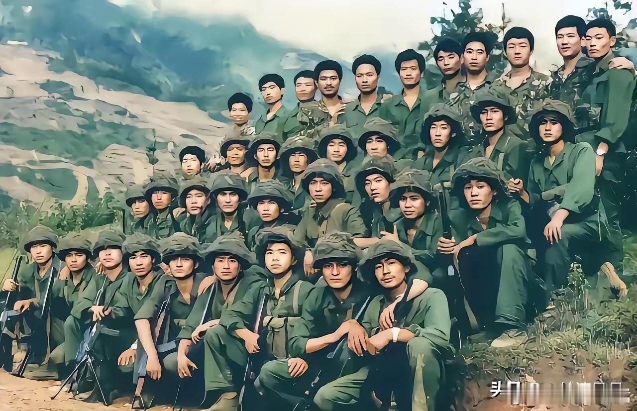 这是一张老山前线突击队员们即将出征之前的合影，拍摄于85年。照片中那张张年轻的面