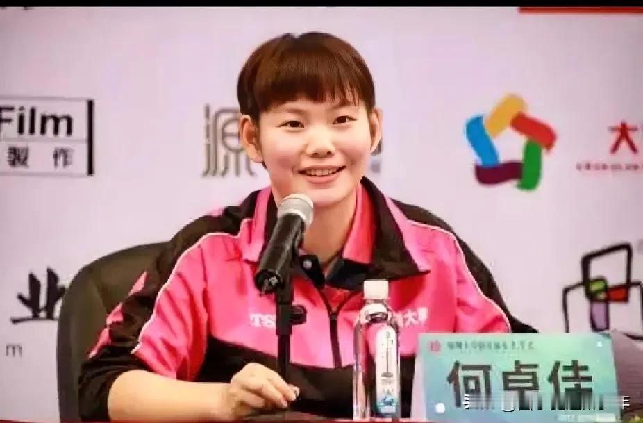 何卓佳爆冷输给队友朱思冰：
萨格勒布常规赛，又来了不少高手，何卓佳今天对手是队友