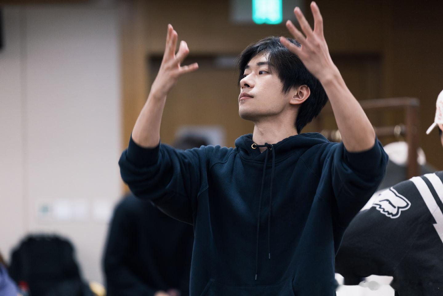 易烊千玺开工第一天易烊千玺排练花絮  好吧 